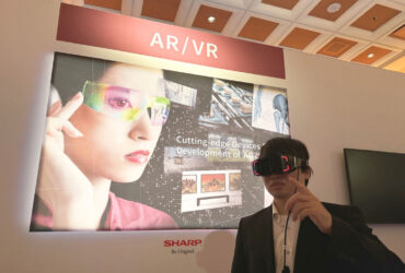 Sharp Kembangkan Prototipe Vr Yang Bisa Terhubung Dengan Smartphone