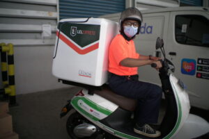 Foto 2 Mitra Pengantaran Lazada Logistics Menggunakan Motor Listrik Dari Grabwheels Untuk Mendukung Ekosistem Kendaraan Listrik