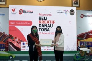 Foto 6 Ki Ka Valenciah Dwitahlie City Manager Medan Grab Indonesia menyerahkan Cinderamata kepada Angela Tanoesoedibjo Wakil Menteri Pariwisata dan Ekonomi Kreatif RI