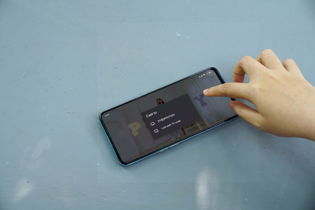 5 Cara Menampilkan Tayangan dari OPPO Reno6 ke Layar TV