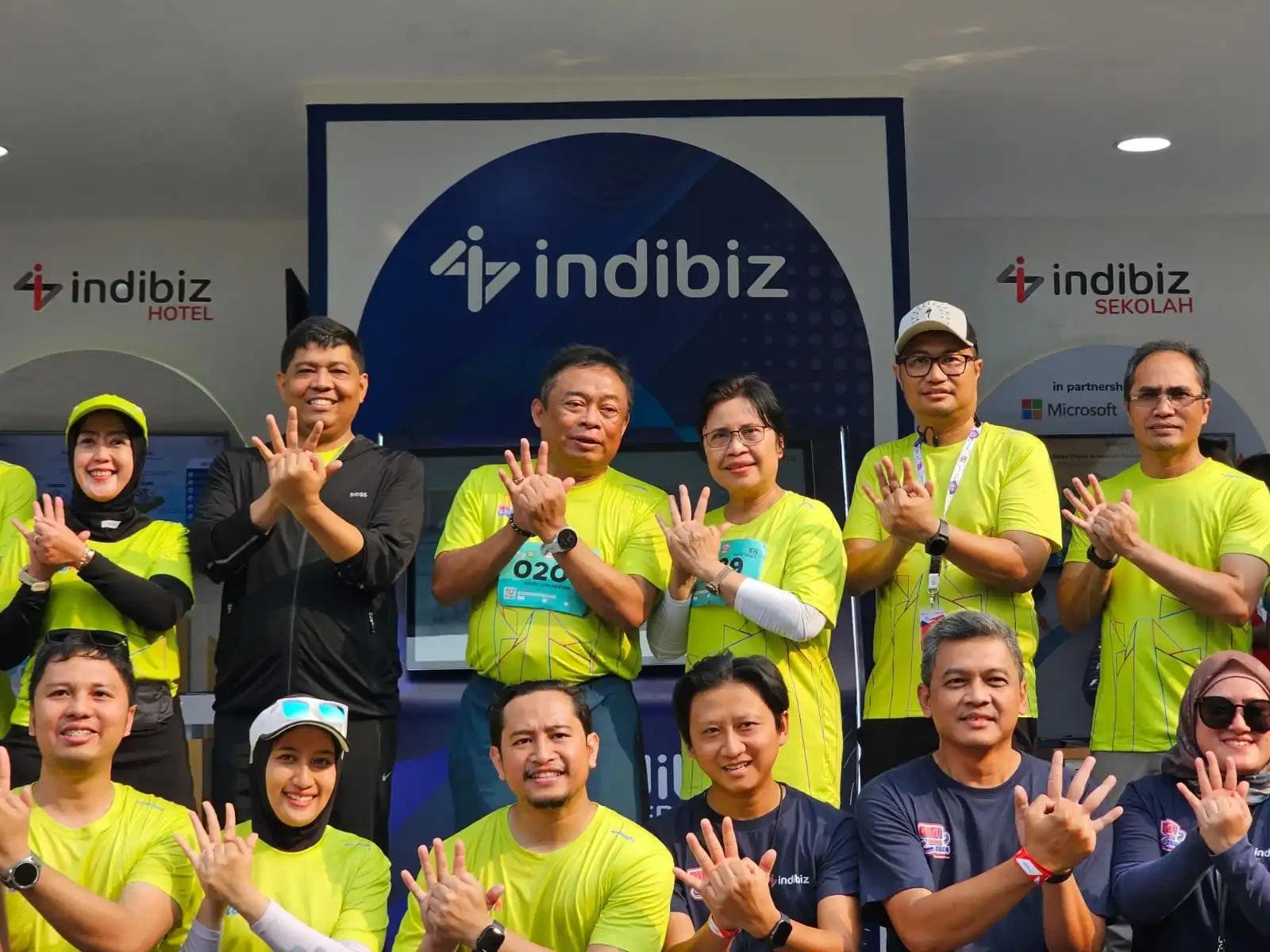 BOD Telkom mengunjungi booth Indibiz di Digiland 2024 