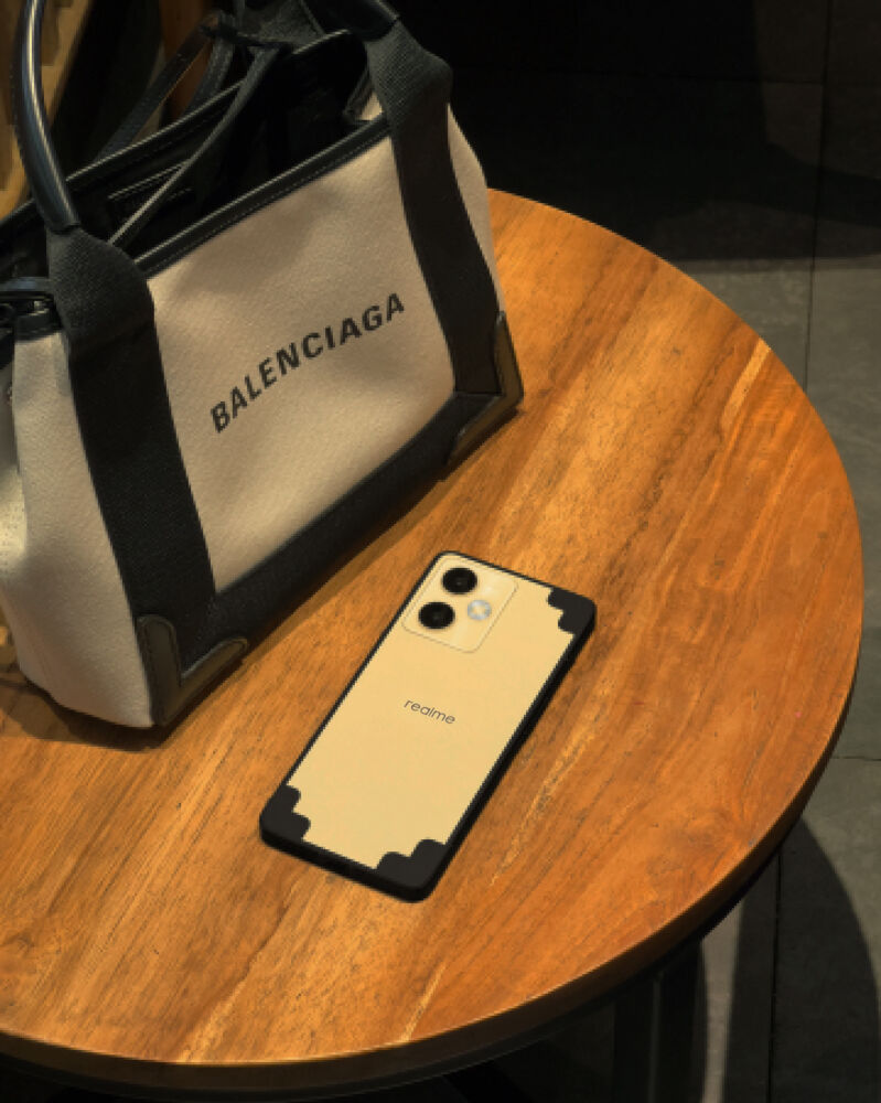 Mewah! realme Kolaborasi dengan Balenciaga?